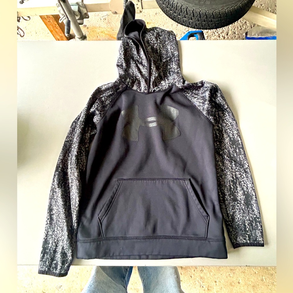 Under Armour Camo Hoodie ( Boys Large)